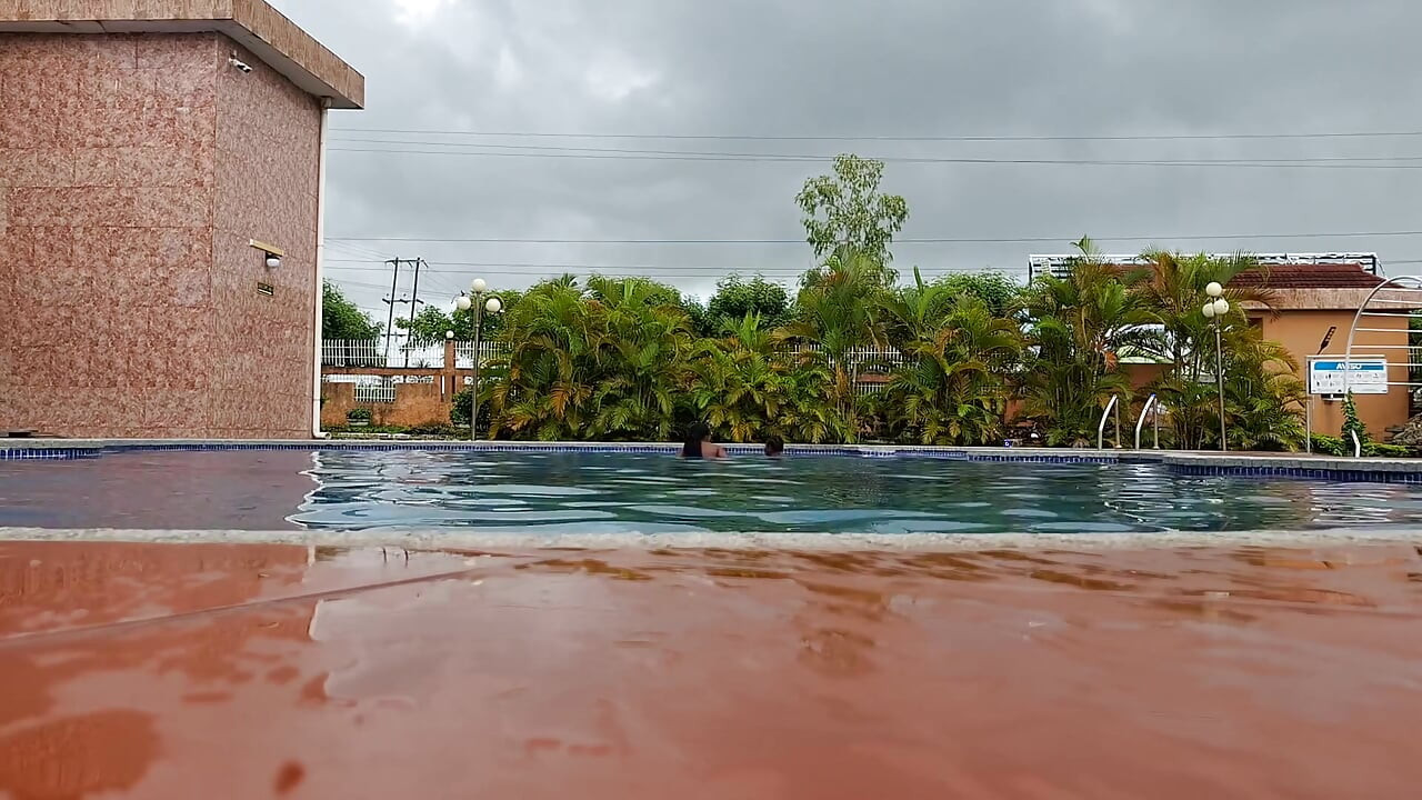 Havuzda yüzen sperm, suda sert seks, çifte orgazm