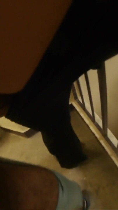 Asian Slut uwielbia czarnego kutasa i prawie zostaje złapany! | Klip 1