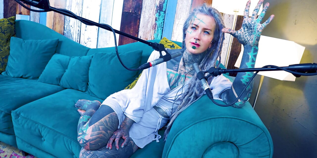 Eu falo sobre S - Shame - podcast ASMR SFW falando gótica magrinha menina dreadlocks tatuagem modelo tatuada menina