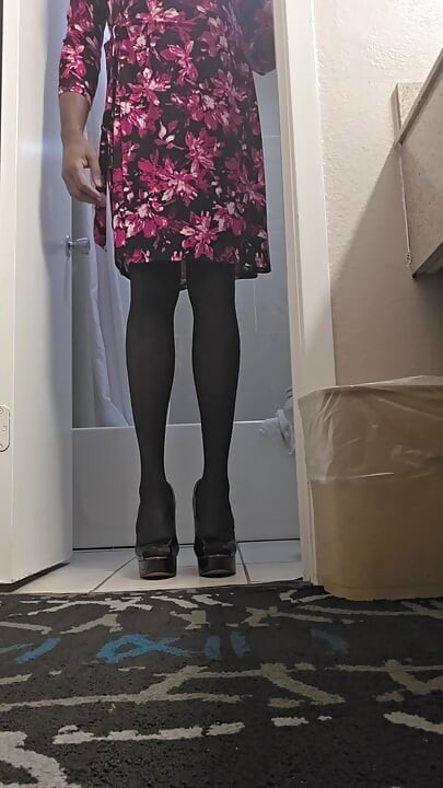 Elbise ve topuklu ayakkabılar