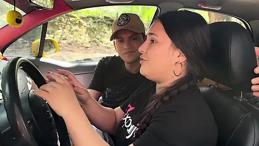 Я помогаю толстой латиноамериканке разорять где-то в обмен на жёсткий секс в её машине.