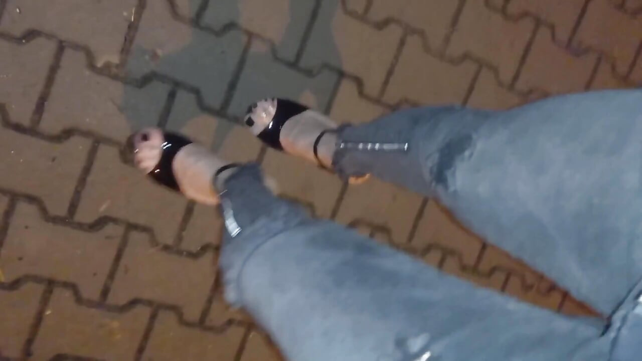 Crossdressing - Striptizeta u štiklama i uske traperice