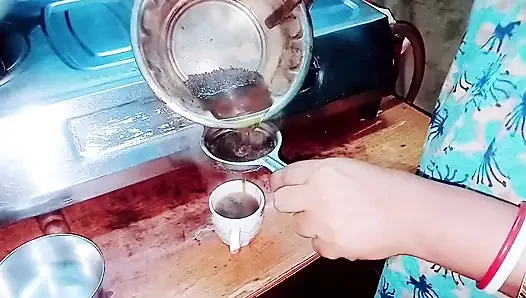Üvey erkek kardeşimin yarağını karşılayamadım ve sonunda onu sikti.