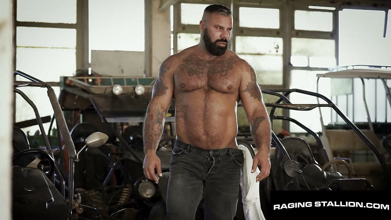 RAGING STALLION - Άγριο αναλ σε βρόμικο γκαράζ με αυτούς τους δύο καυτούς Bodybuilders