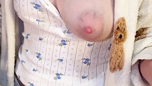 Masak di rumah - pamer toket alami dan sekilas susu