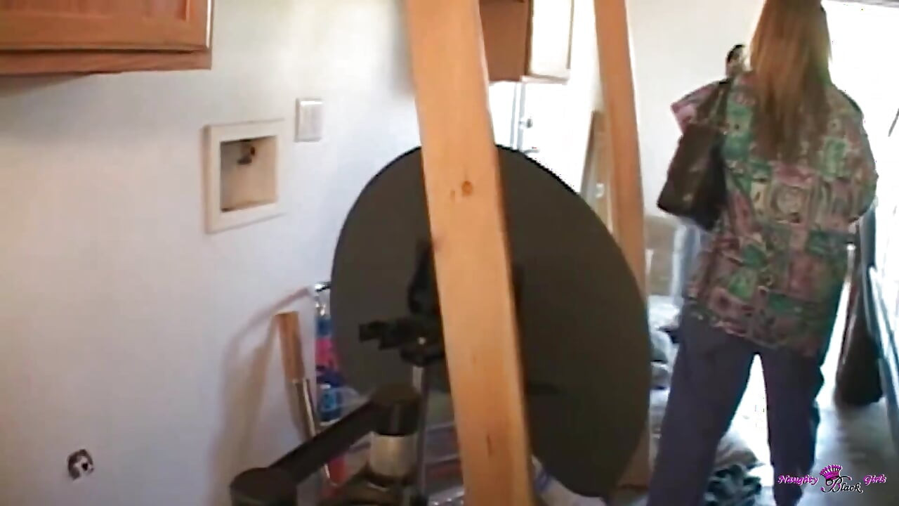 De schattige blondine met een prachtige kont neemt een lading sperma over haar gezicht