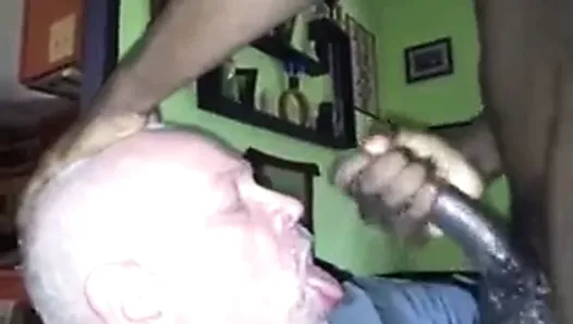 Papi suce une bite noire et mange du sperme