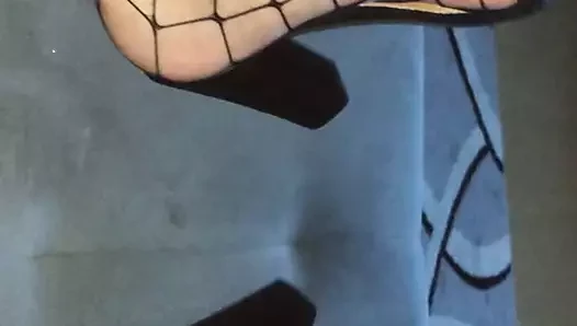 ağ çorap ve seksi topuklu horoz cum gümüş ayak tırnakları