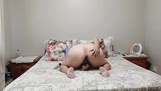 Tante seksi dengan toket besar lagi asik muasin memeknya pakai dildo sampai muncrat - pov