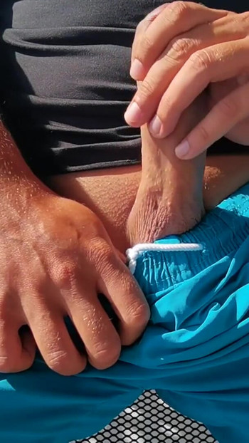 Zapanjujući trenutak iz filma "Dečko koji je skoro uhvaćen kako na hotelskom balkonu"
