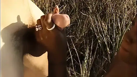 Черная сучка вымаливает белую сперму