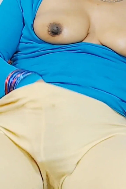 On Live Video Call Camgirl Showing Boobs and Pussy