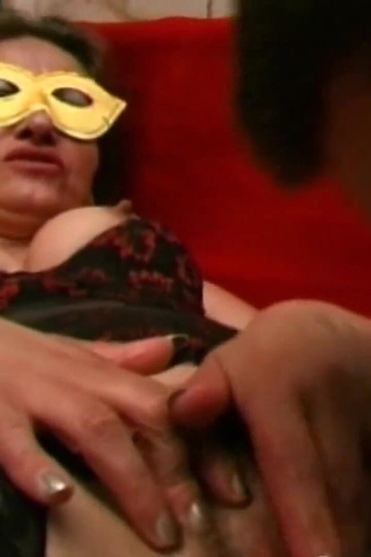 Trojka seks za prsatu maskiranu milfu jebanu i svršavanje u dlakavu pičku i guzu od dva amaterska kurca