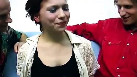 Соблазнение пролапсом пальцами, растягивающими мокрые дырки широко
