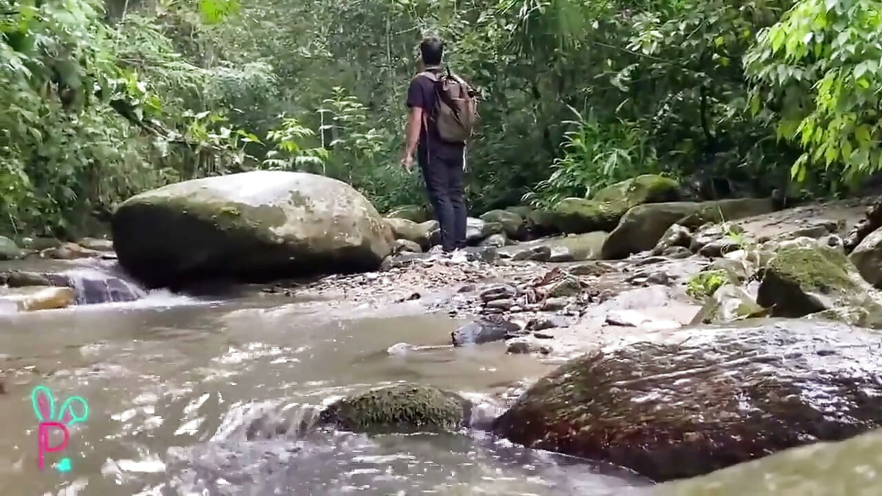 Latino se masturba em uma cachoeira e se enche de leite