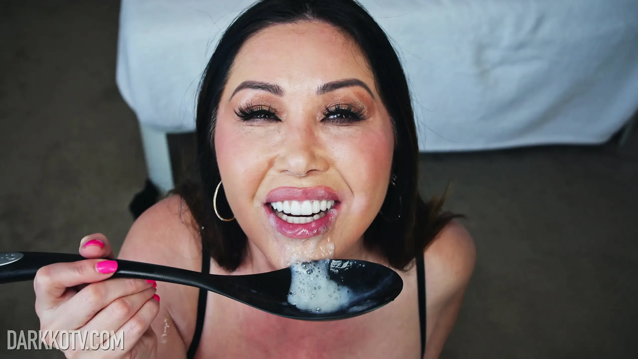Kianna Dior met lepeltjes gevoed met sperma met Jonni Darkko