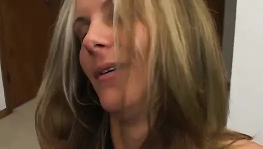 Sarışın orta yaşlı seksi kadın tutkuyla büyük yarak emiyor