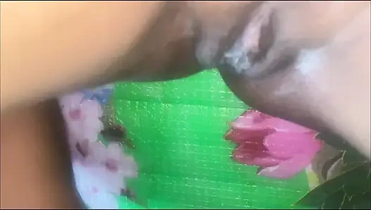 En iyi arkadaşımın ateşli aldatan annesiyle yalnızım, onu banyoda sikiyorum