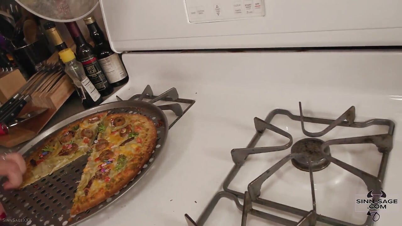 Biuro Pizza Party Giantess z udziałem Sinn Sage