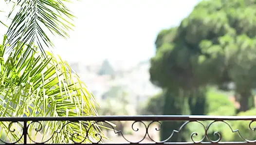 Irina menunjukkan sebuah rumah di sekitar dan disetubuhi