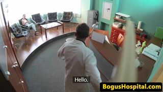 Paciente amateur golpeado en el escritorio del médico