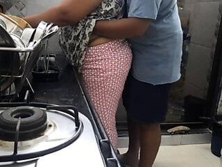 Une femme de ménage se fait baiser en travaillant - audio clair