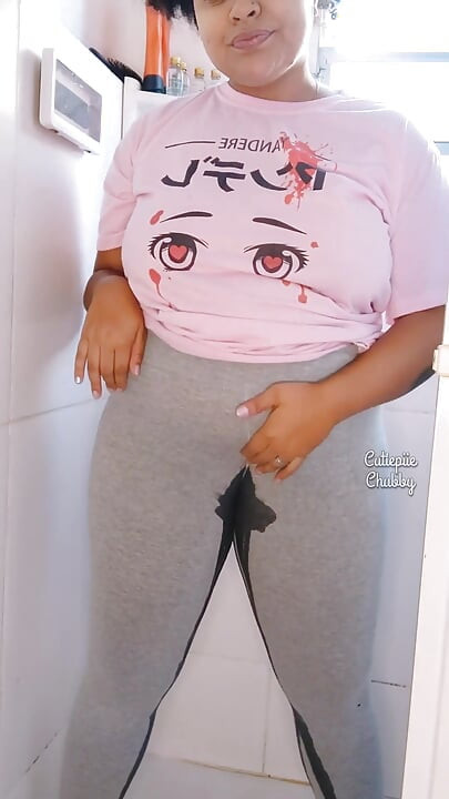 BBW Ebony Peeing on Leggings