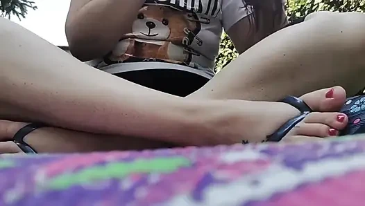 Nicoletta'nın edepsiz ayaklarla ve bahçede web kamerasıyla doğayı kucaklayan yoga yolculuğu