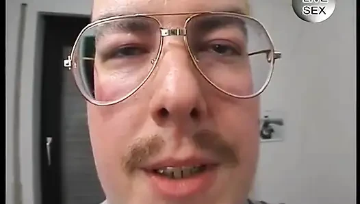 Amatör orta yaşlı seksi sürtük boşalana kadar küçük yarak emiyor