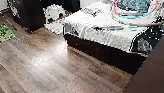 Istri nakal ini lagi asik olahraga sambil bugil di rumah!