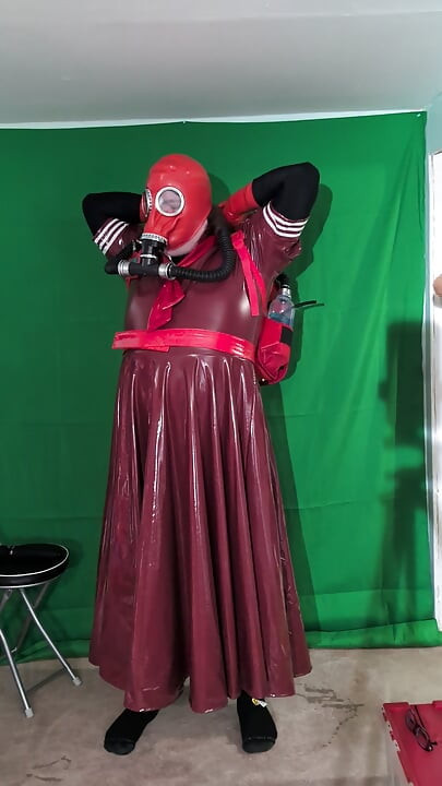 Beg gasmask dan botol gelembung, awek sekolah pvc dan alat penggetar wand