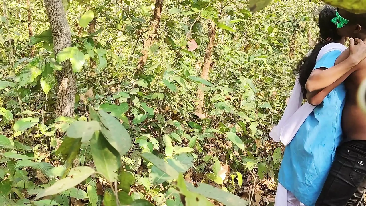 印度女学生在丛林中性交