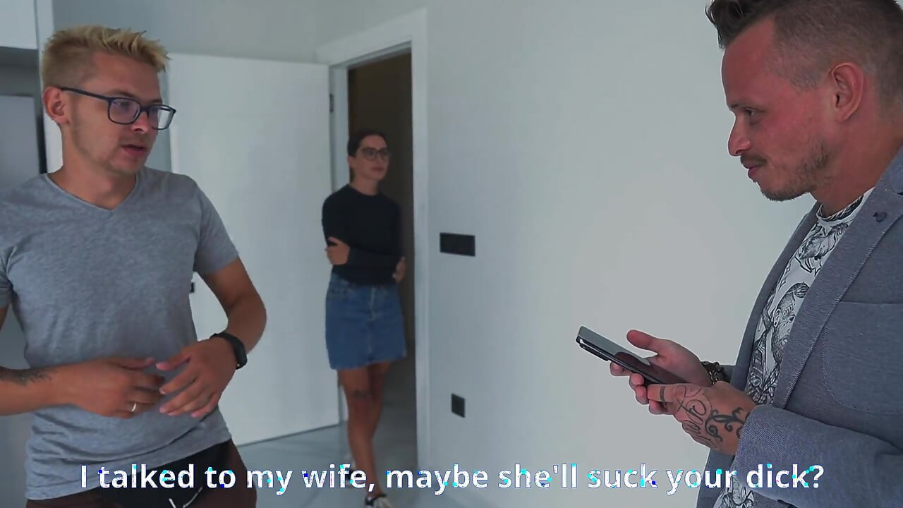 Soțul își urmărește soția cum este futută de un agent imobiliar pentru o reducere!