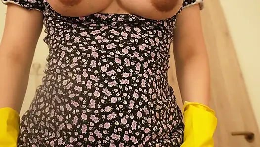 Adik tiri India lagi asik masturbasi pakai sarung tangan cuci piring warna kuning sambil pamer rok mini dan pantat bahenolnya sambil mainin memeknya
