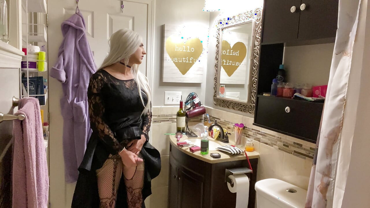 Emo Crossdresser Puts on Buttplug and Jerks off