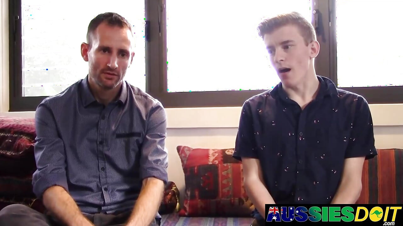 Australiano Twink Pandora acaricia su polla mientras consolador Mason martilla profundo en su culo