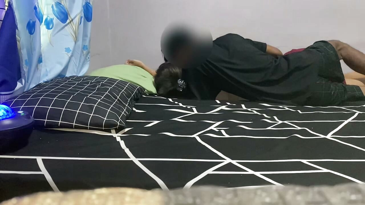 Güzel bir kız öğrenciyi odasında siktim