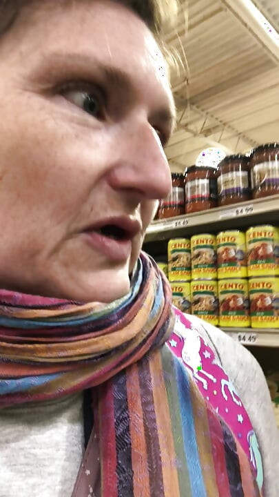 Miga moje cycki w supermarkecie, aby pokazać, jak było zimno!