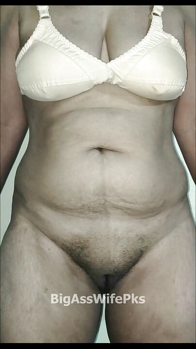 Une femme au foyer pakistanaise mature montre son trou du cul étroit, ses gros seins juteux et sa grosse chatte