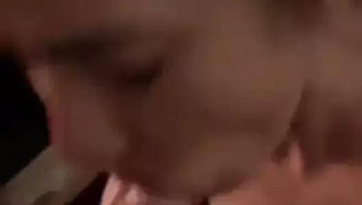Une salope thaïlandaise suce une bite blanche et supplie de lui éjaculer sur le visage