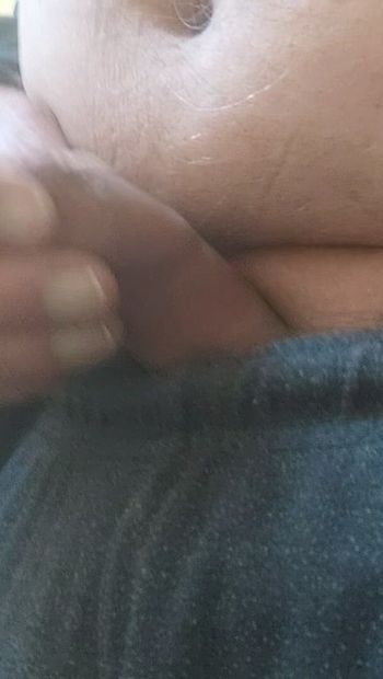 Мой любопытный маленький пенис смотрит из моих брюк