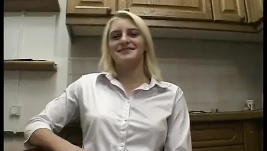 Avrupalı orta yaşlı seksi kadın ile güzel bakış açısı oral seks sahnesi