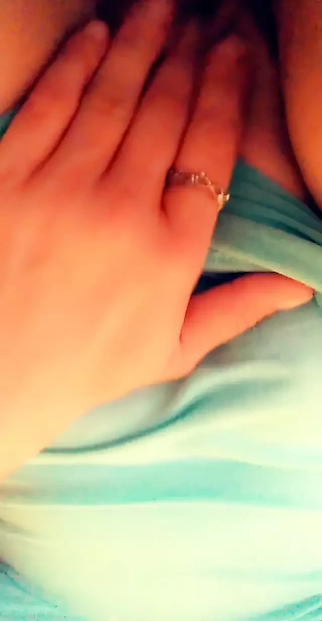 Milf masturbating