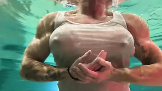 Amazone kandy biegt ihren massiven bizeps in ihrem hotelpool