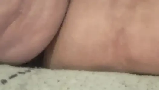 Schmutzige milf-hausfrau spielt mit ihrer muschi