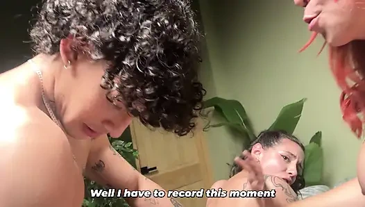 Друзья в конечном итоге в обмене партнерами после прибытия домой с вечеринки - невероятный секс вчетвером!