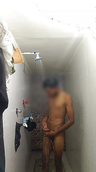 Bathroom me nage nahane wala video