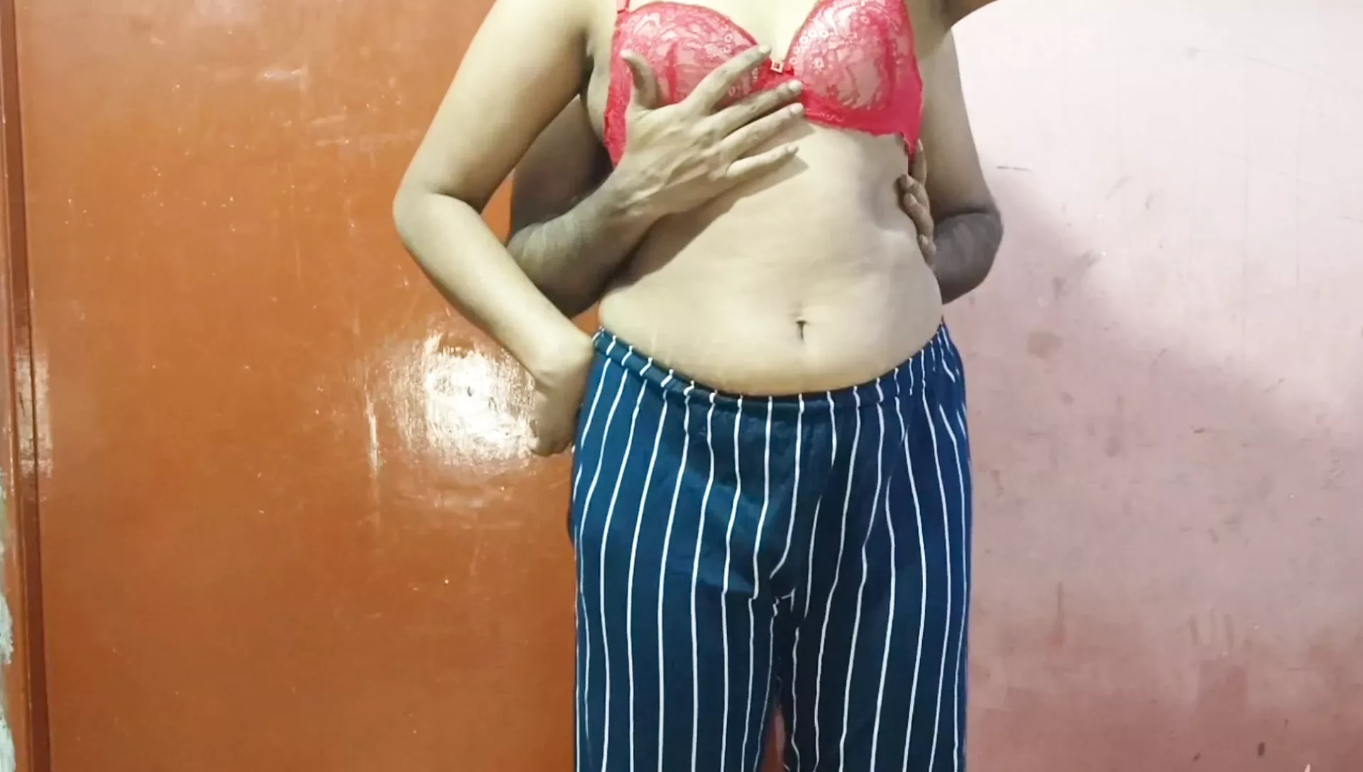 Καυτή Ινδή padosi bhabhi ki mast jawani απολαμβάνει ολόκληρη νύχτα με bhabhi fuking