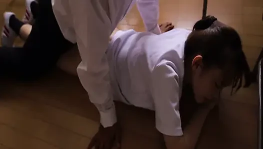 Skirt Tease. Gadis pendiam ngungkap sisi luar biasanya!