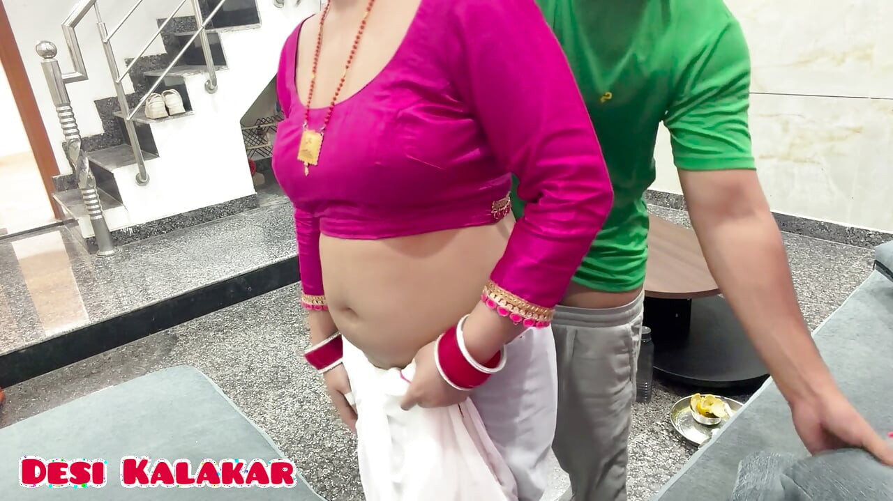 Indiancă Bhabhi proaspăt căsătorită a fost futută de iubitul ei devar în sala
